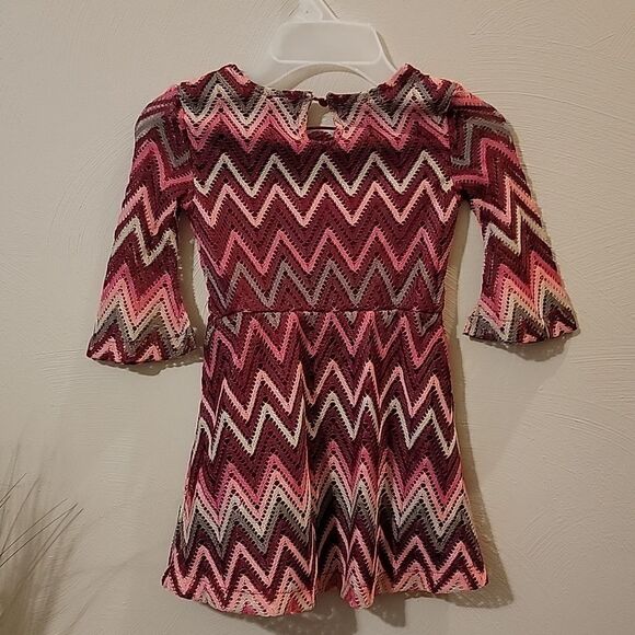 RED AND PINK CHEVRON PATTERNED DRESS WITH BELL SLEEVES, SIZE 4 - Picture 5 of 8